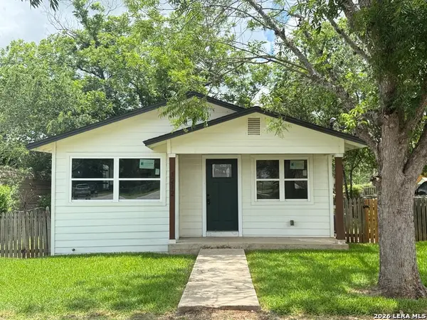 1212 B St, Floresville, TX 78114