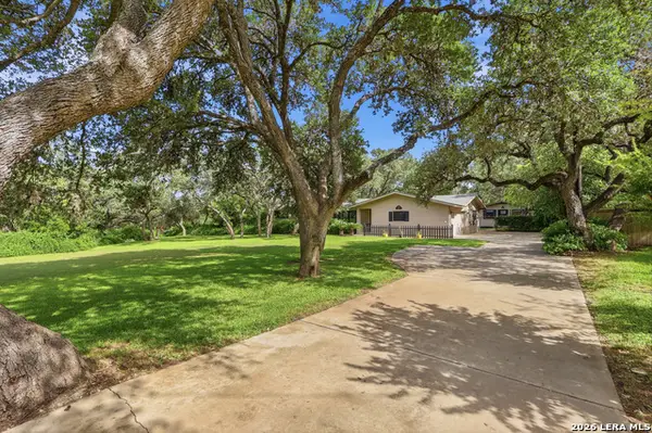 100 Fleetwood Dr, Hollywood Park, TX 78232