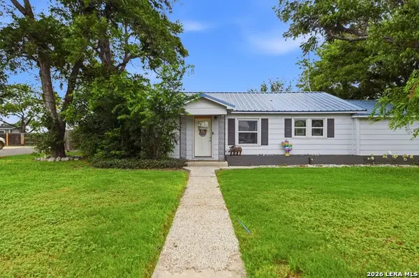 2401 Avenue J, Hondo, TX 78861
