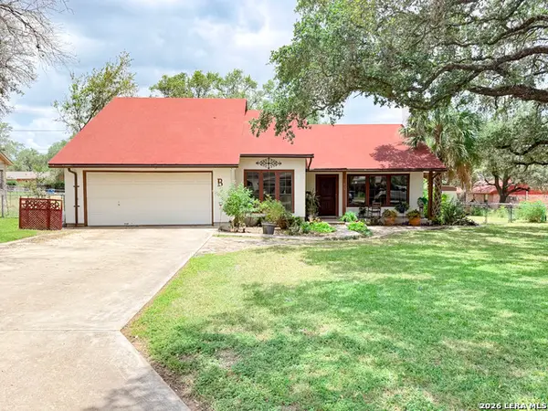 215 Sollock Dr, Devine, TX 78016