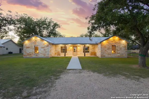 370 Johnny Seibert Ln, Leakey, TX 78873