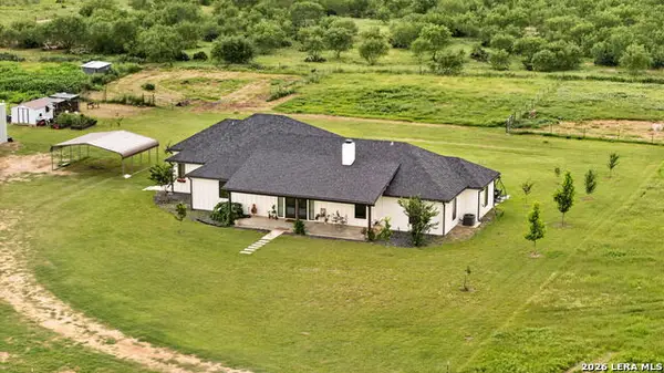 965 County Road 7611, Devine, TX 78016