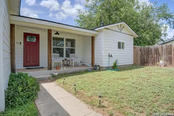 303 Lee Dr, Devine, TX 78016