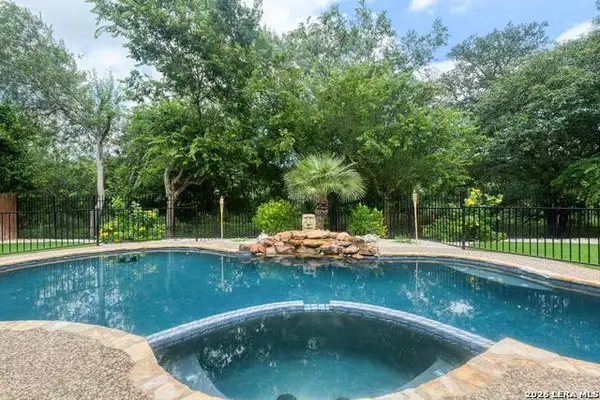 2451 Oakline Dr, San Antonio, TX 78232