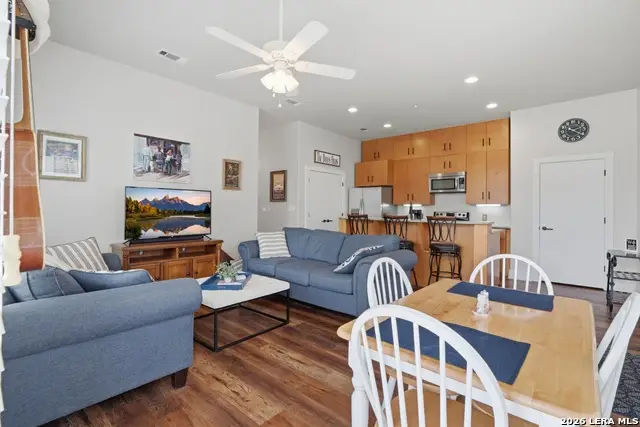 979 N Academy Ave #APT 2, New Braunfels, TX 78130 - #2