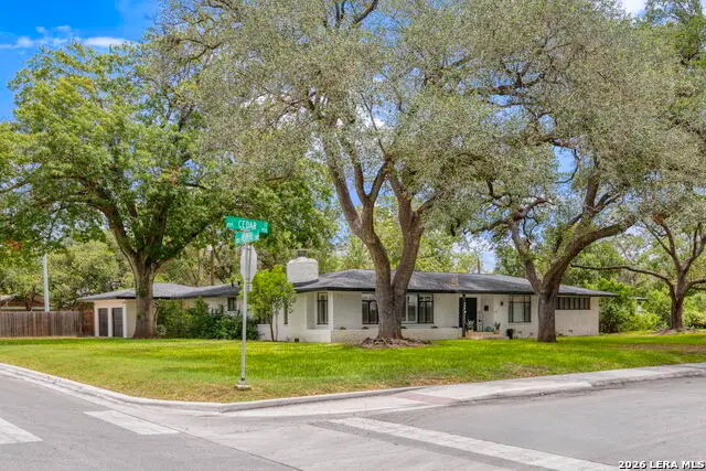 906 E Cedar St, Seguin, TX 78155 - #1