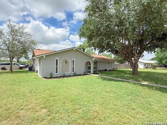 401 Bluebonnet Ave, Devine, TX 78016 - #3