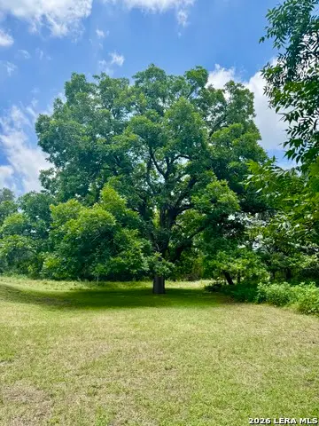 359 Bud Danner Dr, Leakey, TX 78873