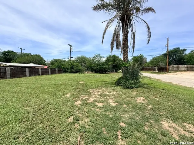 600 Crouch Ave, Devine, TX 78016 - #3