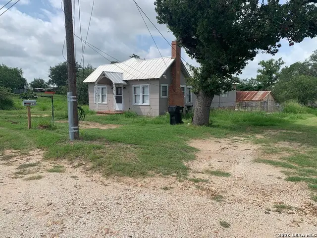 502 Bowman Ave, Devine, TX 78016 - #2