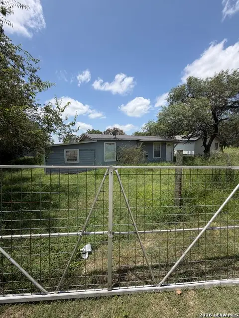 904 Pine St, Floresville, TX 78114 - #1