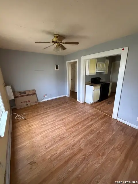 904 Pine St, Floresville, TX 78114 - #3
