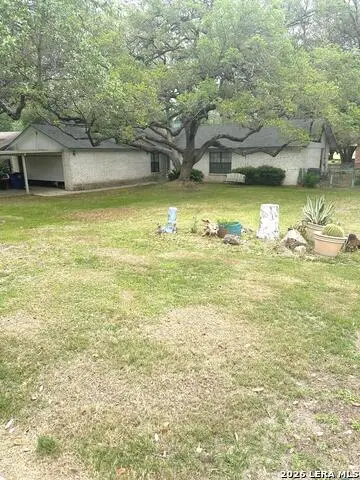 336 Sollock Dr, Devine, TX 78016
