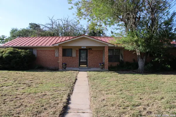 1204 W Goodwin St, Pleasanton, TX 78064