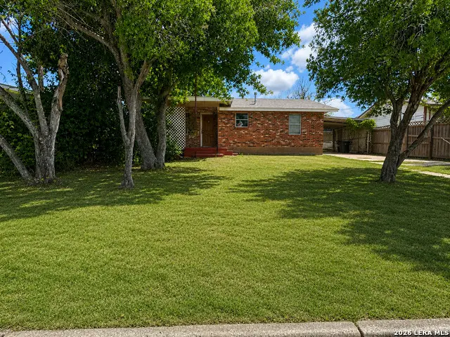 1206 S 2nd St, Floresville, TX 78114 - #1