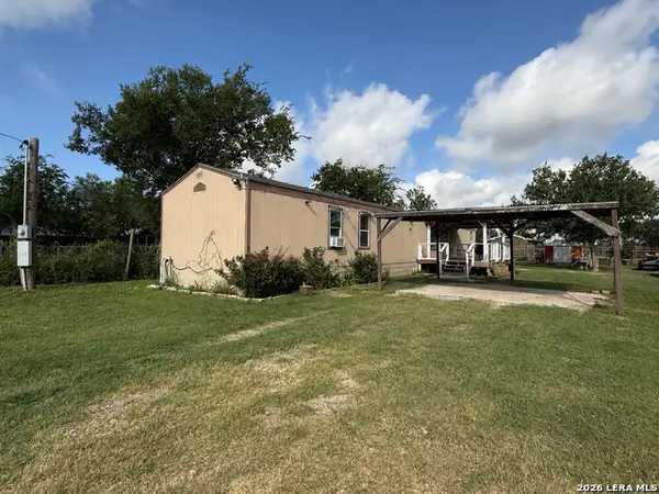 723 Kayroe Rd, Adkins, TX 78101