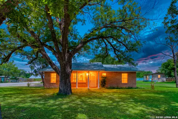 300 S Farrar, Uvalde, TX 78801