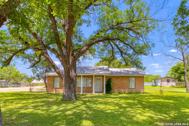 300 S Farrar, Uvalde, TX 78801 - #2