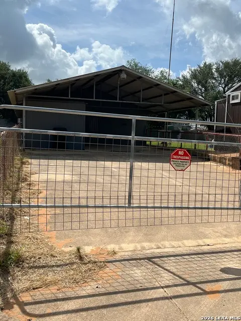 212 S Apple St, Pearsall, TX 78061