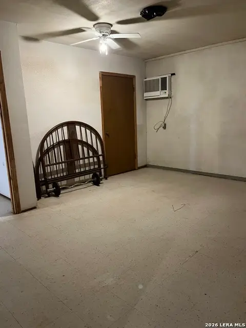 212 S Apple St, Pearsall, TX 78061 - #3