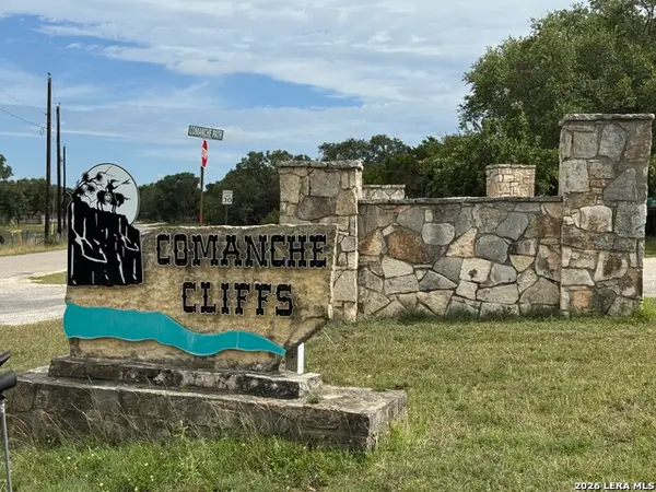 24 Comanche Path, Bandera, TX 78003