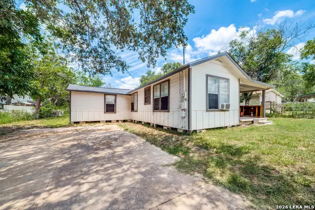 1129 Plum St, Floresville, TX 78114 - #2