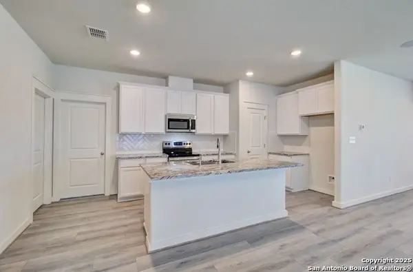 2703 Echinacea Path, Converse, TX 78109