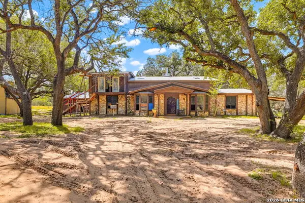 339 Shady Oaks Dr, Floresville, TX 78114