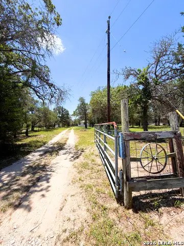 237 Sandy Oaks Dr, Seguin, TX 78155