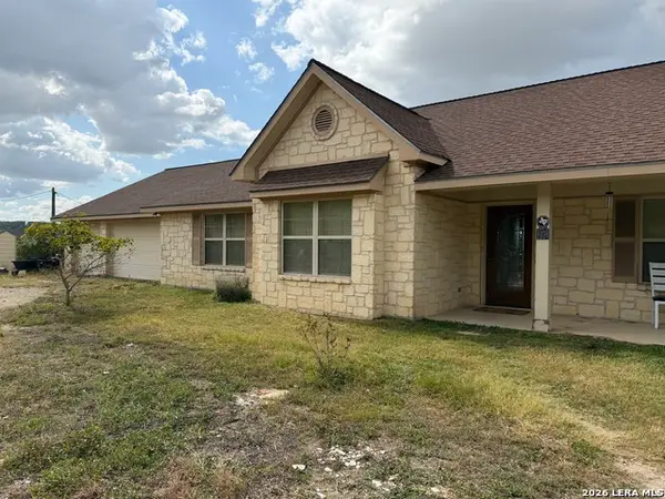 421 Armadillo Trail Dr E, Comfort, TX 78013