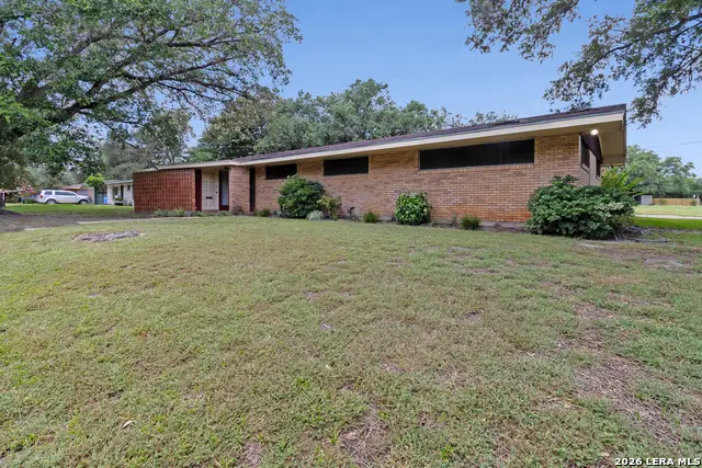 911 E Inez St, Beeville, TX 78102 - #1