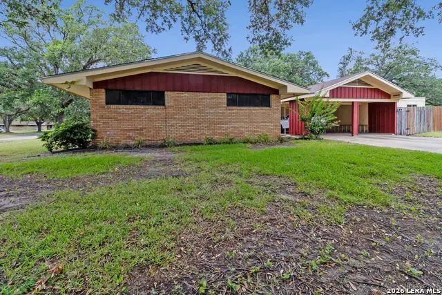 911 E Inez St, Beeville, TX 78102 - #3