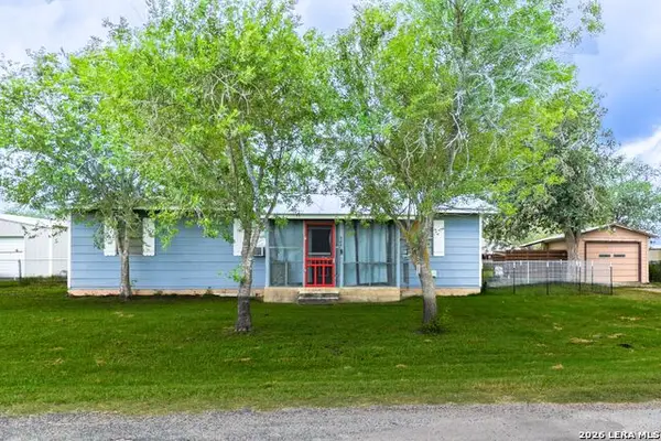 609 N Rosalie St, Falls City, TX 78113