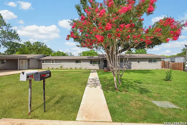 209 Greenlawn Ave, Pleasanton, TX 78064 - #1