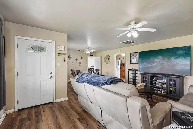1609 F St, Floresville, TX 78114 - #3