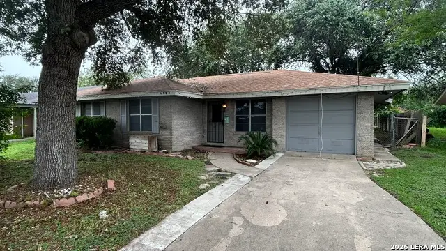1009 E Clare St, Beeville, TX 78102 - #1