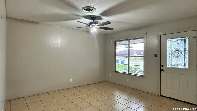 1009 E Clare St, Beeville, TX 78102 - #2