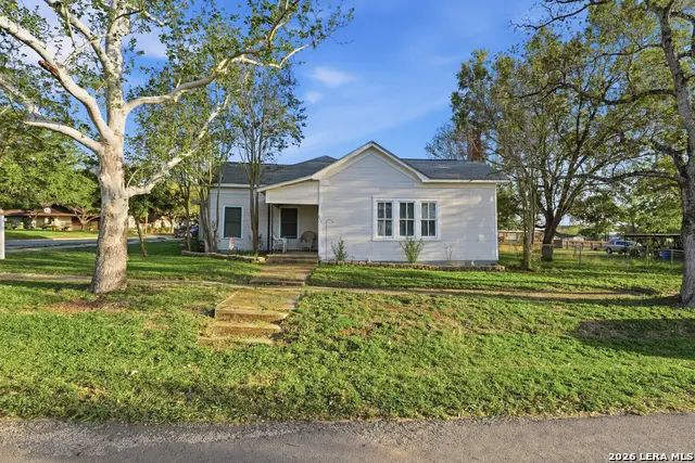 211 E 4th St, Nixon, TX 78140 - #2