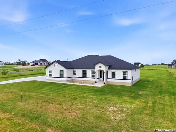 105 Hidden Cv, Floresville, TX 78114