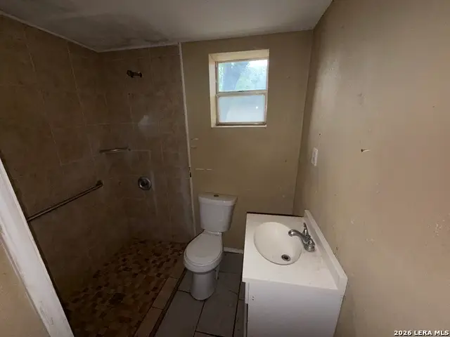 423 N San Ignacio Ave, San Antonio, TX 78228 - #2