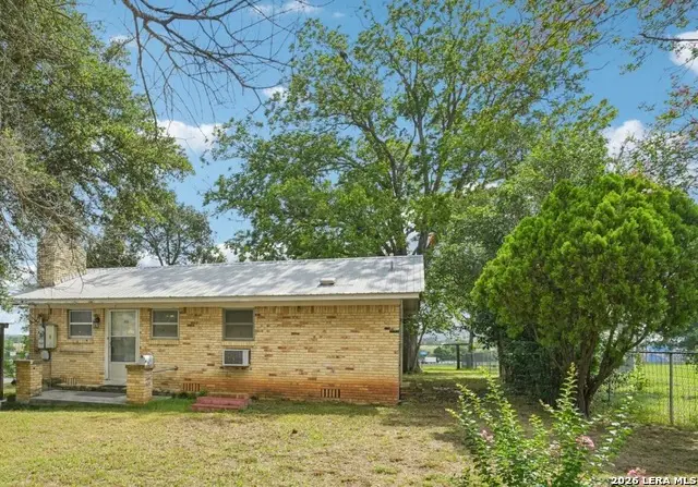 1620 Cavett St, Gonzales, TX 78629 - #2