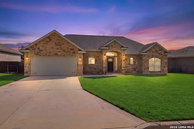 129 N 1st St, Floresville, TX 78114 - #1