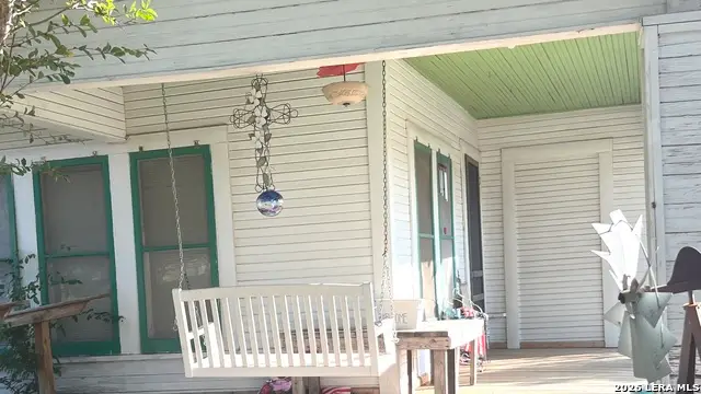 1414 C St, Floresville, TX 78114 - #3