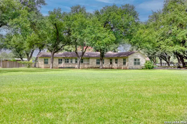 929 Black St, Uvalde, TX 78801