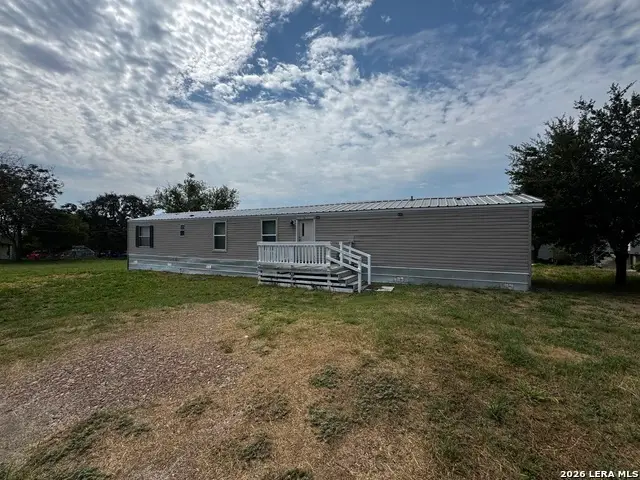 607 Jackson St, Pleasanton, TX 78064 - #1