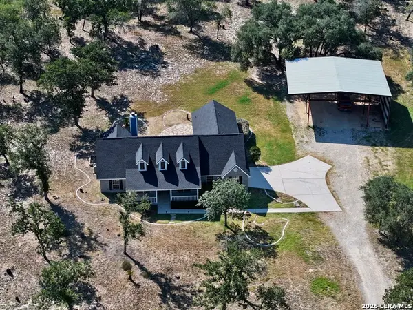 123 Scenic Oak Dr, Floresville, TX 78114