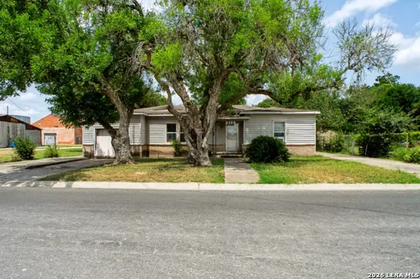 312 N Monroe St, Beeville, TX 78102
