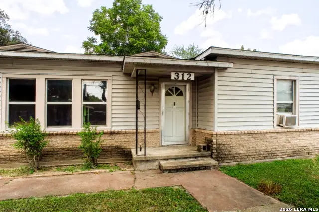 312 N Monroe St, Beeville, TX 78102 - #2