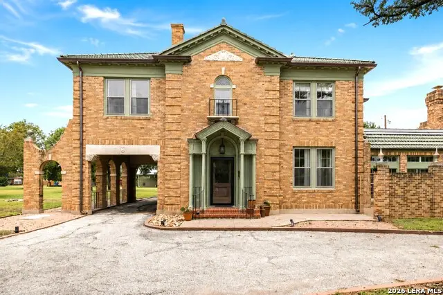 618 W Main St, Kerrville, TX 78028 - #1
