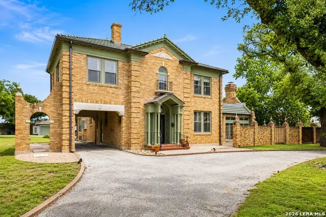 618 W Main St, Kerrville, TX 78028 - #2